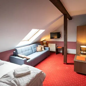 Hotel Podkowa, Vratislav